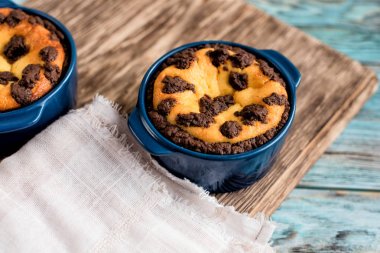 Lezzetli iştah açıcı mini cheesecakes seramik kalıp içinde ev yapımı