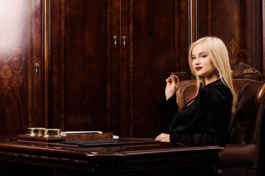 Çekici genç kadın güzel bir ofiste oturur