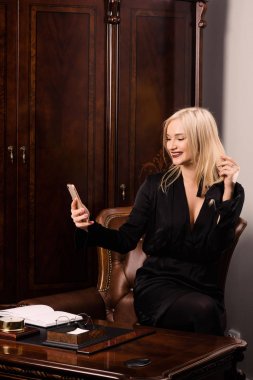 Çekici genç kadın güzel bir ofiste oturur