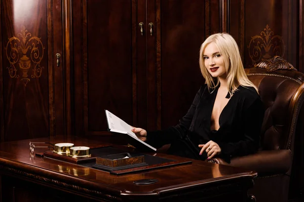 Çekici genç kadın güzel bir ofiste oturur