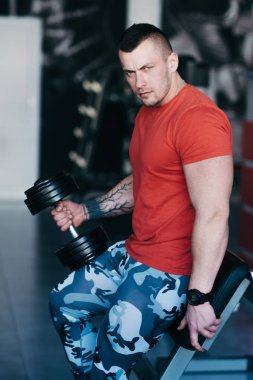 Kaslı adam siyah halter salonunda ile eğitim