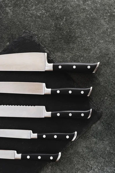 Un buen juego de cuchillos de cocina para cortar —  Fotos de Stock