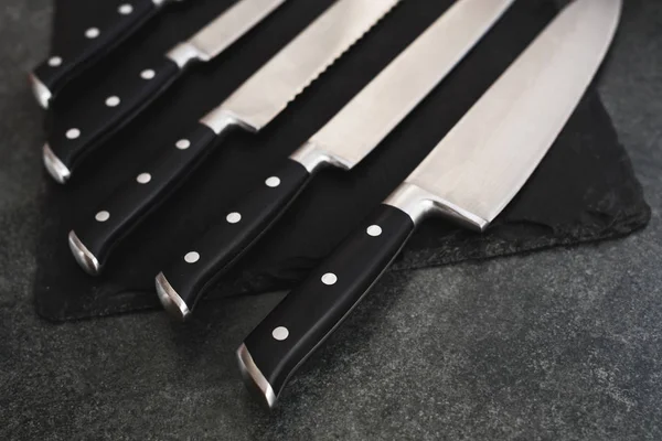 En bra uppsättning av köksknivar för skivning — Stockfoto