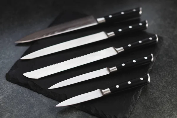 En bra uppsättning av köksknivar för skivning — Stockfoto