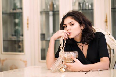 Siyah elbise giymiş şık zarif esmer kadın güzellik zengin iç,