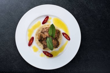 Beyaz bir tabak etli kuskus pişmiş Delicious