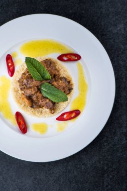 Beyaz bir tabak etli kuskus pişmiş Delicious