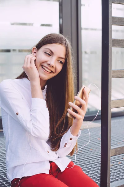 Nastolatkę Smartfonem Jej Rękach Spędza Czas Świeżym Powietrzu Cudowne Źródełko — Zdjęcie stockowe