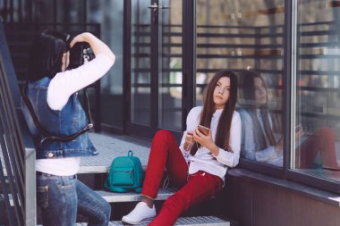 Profesyonel bir fotoğrafçı çalışmaları gerçekleştirir. -Konuşan resimler açık havada çekici genç kadın