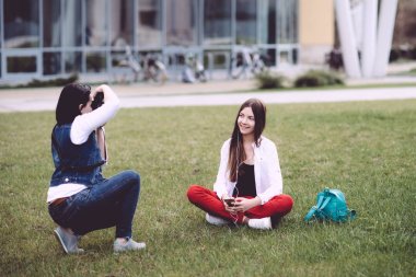 Profesyonel bir fotoğrafçı çalışmaları gerçekleştirir. -Konuşan resimler açık havada çekici genç kadın
