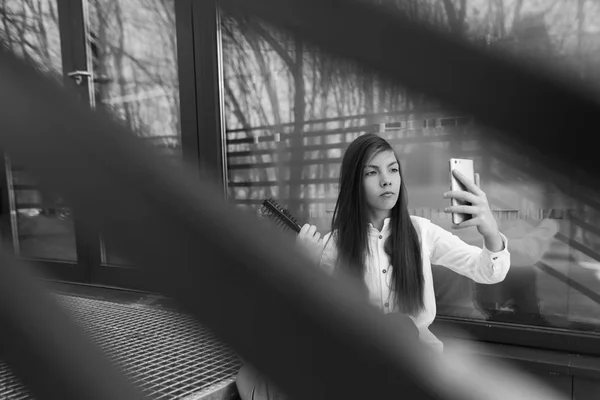 Una Adolescente Con Teléfono Inteligente Sus Manos Pasa Tiempo Aire — Foto de Stock