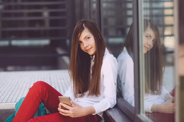 Una Adolescente Con Teléfono Inteligente Sus Manos Pasa Tiempo Aire — Foto de Stock