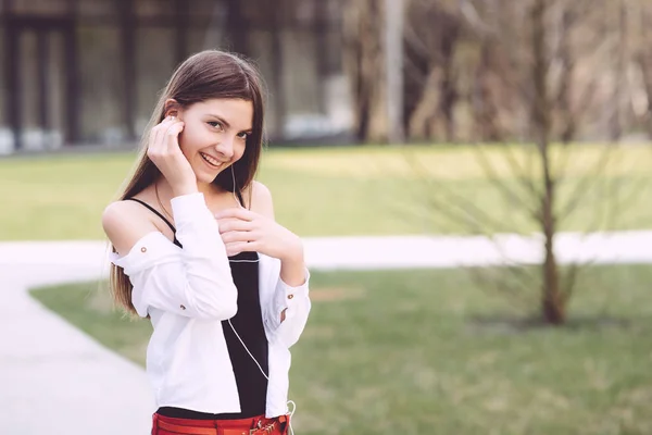 Una Adolescente Con Teléfono Inteligente Sus Manos Pasa Tiempo Aire —  Fotos de Stock