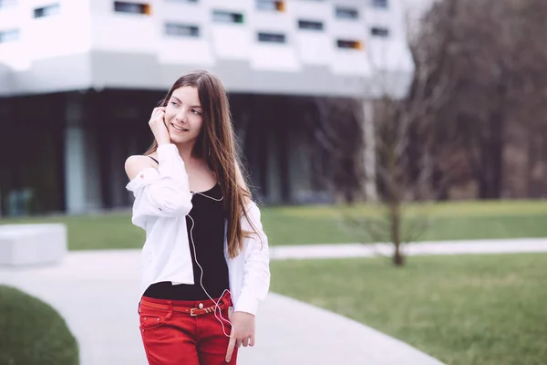 Une Adolescente Avec Smartphone Dans Les Mains Passe Temps Extérieur — Photo