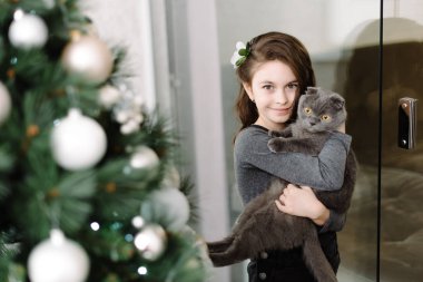 Sevimli küçük bir kız onun zaman onun tatlı kedi ile harcıyor.