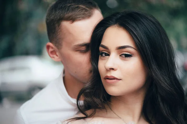 Feliz jovem casal apaixonado goza de dia de primavera, homem amoroso segurando as mãos sua mulher despreocupada andando no parque — Fotografia de Stock