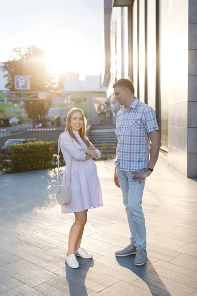 Young couple - man and woman expecting baby, spend time together on city street. — ストック写真