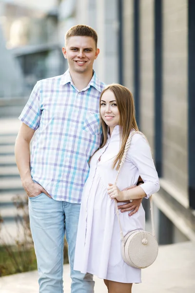 Young couple - man and woman expecting baby, spend time together on city street. — Stock Photo, Image