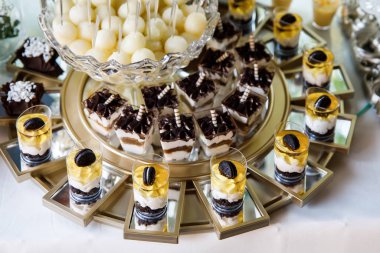 Yeni evliler ve misafirler için şölen masası. Düğün için tatlı masası.