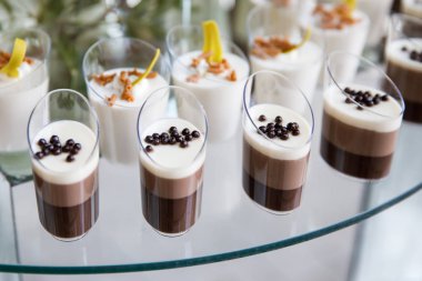 Yeni evliler ve misafirler için şölen masası. Düğün için tatlı masası.