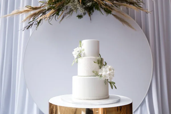 Чудовий бісексуальний торт для наречених і гостей — стокове фото