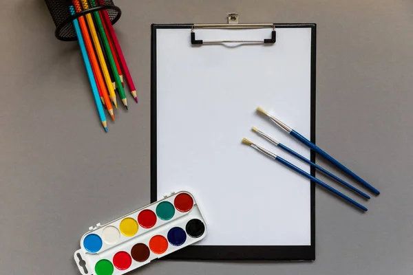 Papelería para estudiantes, estudiantes en un fondo gris. Listo para la escuela — Foto de Stock