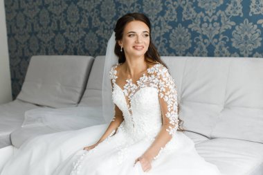 Düğün makyajlı ve saç stili gelin. Düğün sabahında gelinlik giymiş çekici gelin..