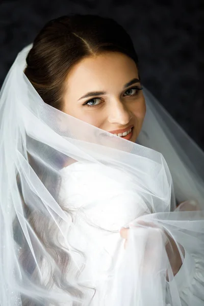 Νύφη Μακιγιάζ Γάμου Και Χτένισμα Ελκυστική Νύφη Λευκή Ρόμπα Πρωί — Φωτογραφία Αρχείου