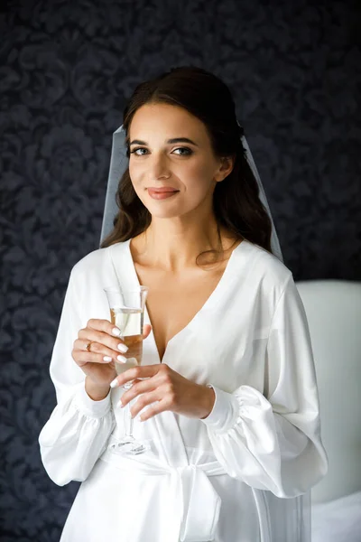 Flickan Sitter Mjuk Säng Håller Ett Glas Med Champagne Händerna — Stockfoto