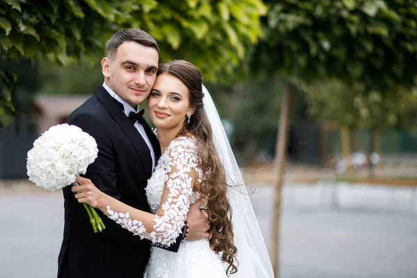 Casal Noiva Bonito Passar Tempo Juntos Após Cerimônia Casamento — Fotografia de Stock