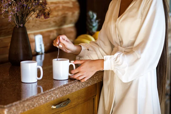 Hübsches Mädchen Bereitet Kaffee Der Küche Einem Holzhaus — Stockfoto