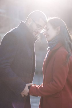 Güneşli bir kış gününde romantik bir yürüyüş yapan mutlu genç çift.