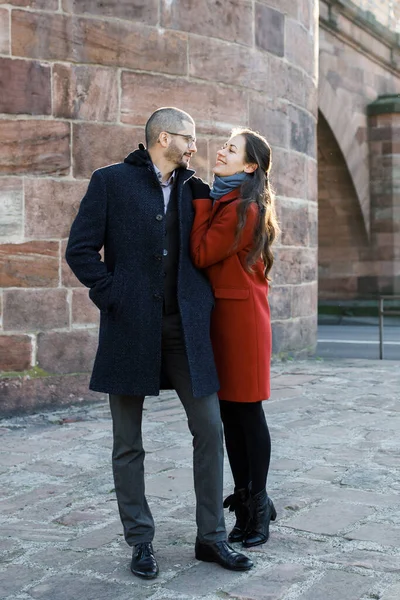 Feliz Pareja Joven Romántico Paseo Soleado Día Invierno — Foto de Stock