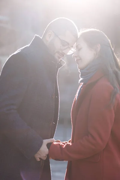 Feliz Pareja Joven Romántico Paseo Soleado Día Invierno — Foto de Stock