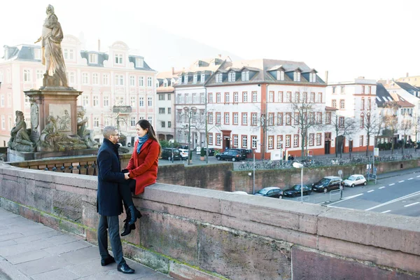 Jovem Casal Feliz Passeio Romântico Dia Ensolarado Inverno — Fotografia de Stock