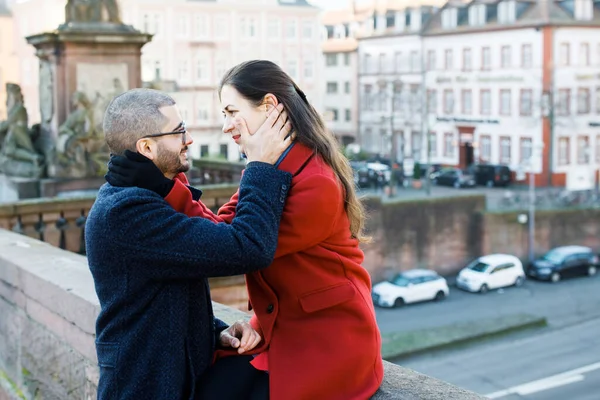 Glückliches Junges Paar Bei Einem Romantischen Spaziergang Einem Sonnigen Wintertag — Stockfoto