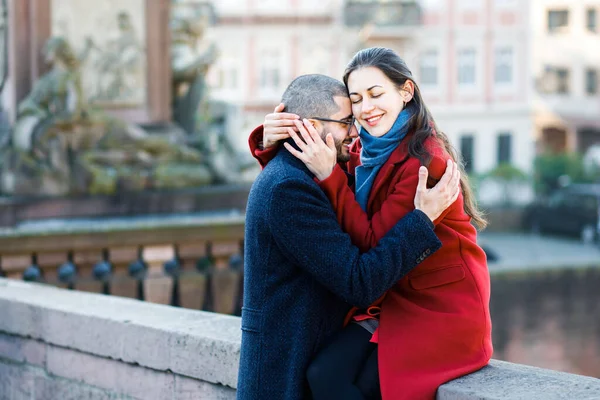 Feliz Pareja Joven Romántico Paseo Soleado Día Invierno — Foto de Stock