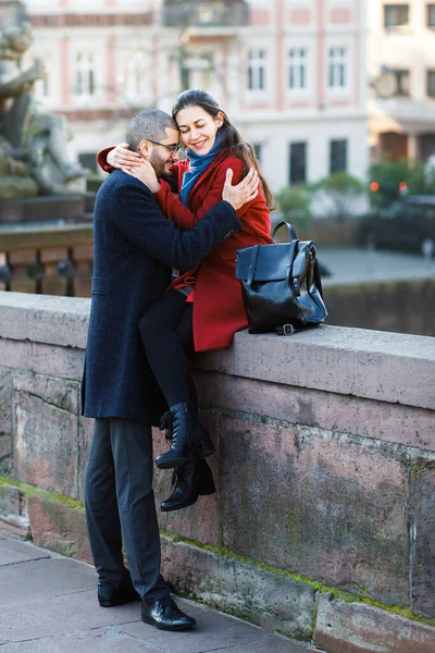 Feliz Pareja Joven Romántico Paseo Soleado Día Invierno — Foto de Stock