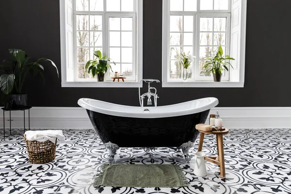 Pencereli modern lüks minimalist banyo.
