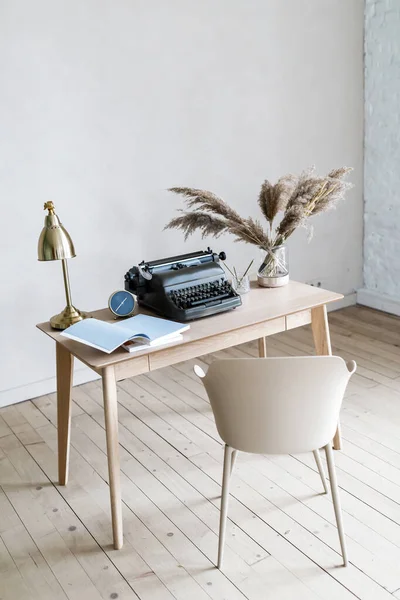 Imagen de vista frontal del lugar de trabajo del estudio. Diseñador mesa de trabajo cómoda, oficina en casa . — Foto de Stock