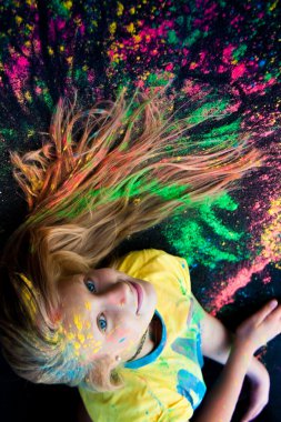 Holi kız boya