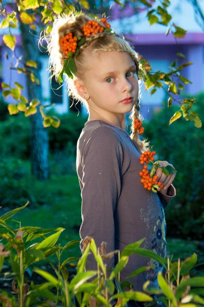 Menina com Rowan — Fotografia de Stock