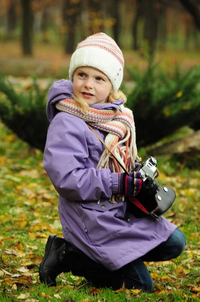 Gyermek a kamerával a természet — Stock Fotó