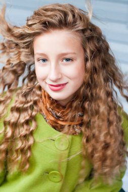 Açık havada bir kızın portresi.