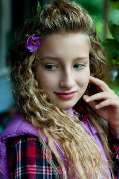 Retrato de uma menina ao ar livre — Fotografia de Stock