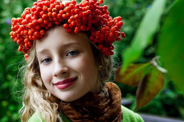 Menina com uma grinalda na cabeça de rowan — Fotografia de Stock