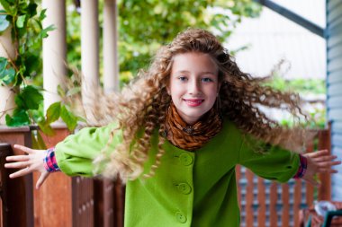 Açık havada bir kızın portresi.