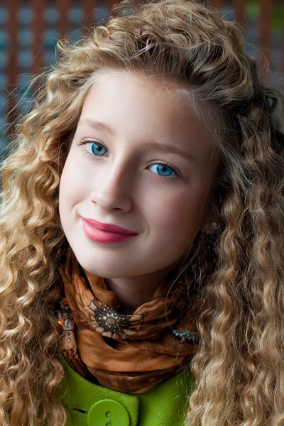 Retrato de uma menina ao ar livre — Fotografia de Stock