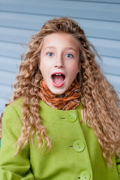 Retrato de uma menina ao ar livre — Fotografia de Stock