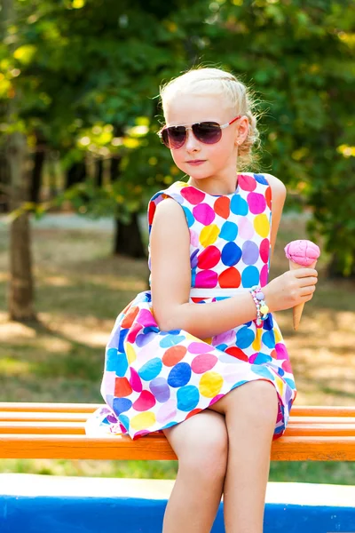 Menina com sorvete na natureza — Fotografia de Stock